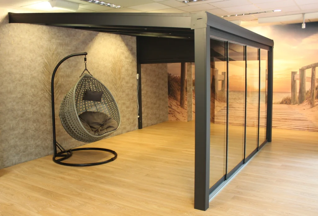 Moderne Terrassenüberdachung mit eleganter Glasschiebetür und stilvollem, dekorativen Hängesessel für entspannte Momente.